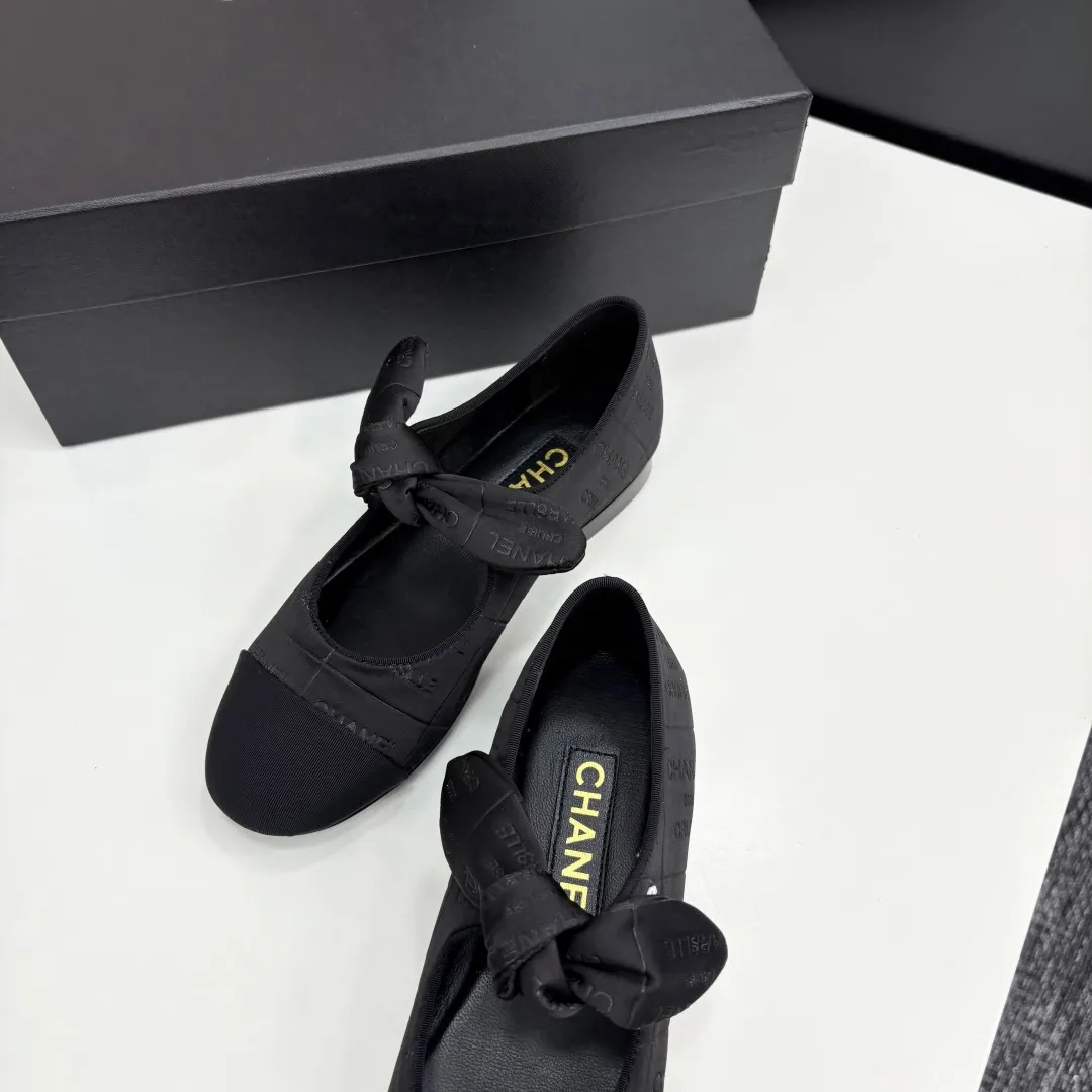 👟👟Ex-factory price 600👟👟 CHANEL Chanel Little Fragrance Style 2025C Early spring Milan catwalk style super hot bow Mary Jane shoes, bunny ear shoes, Xiaoxiang C’s super sexy pair of flat shoes, they are very good when worn alone with small socks. The most beautiful Mary Jane shoes of the year are paired with playful bows, the cuteness and playfulness are just right, and she has the feeling of being a wealthy daughter. Upper: Original logo cloth Inner foot pad: Sheepskin Sole: Italian genuine leather sole